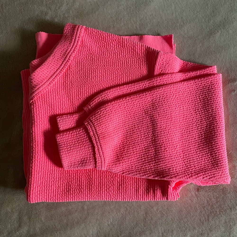 Aerie Wonder Textured V-
Neck Sweatshirt